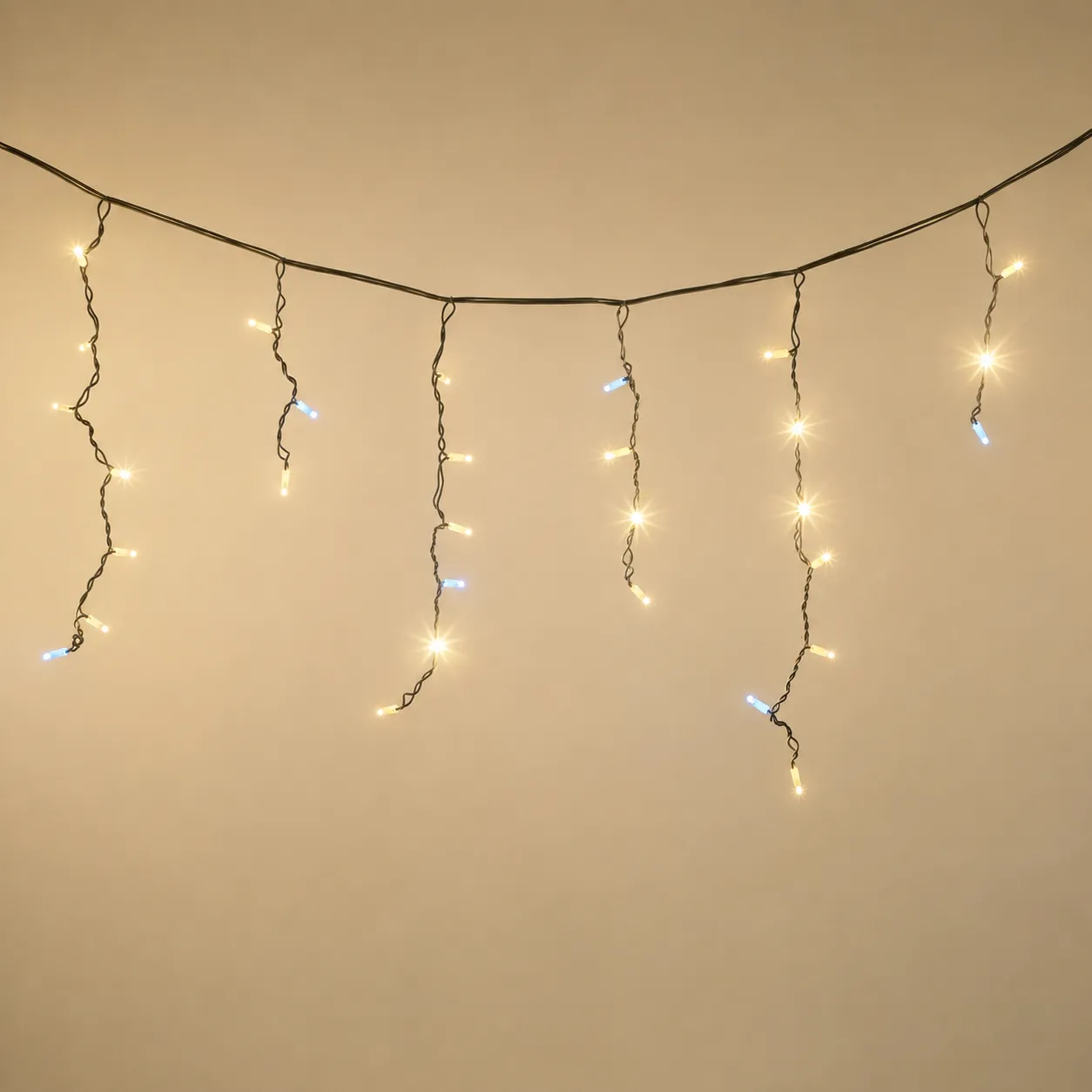 3M 100 LED Icicle Lights – White & Blue